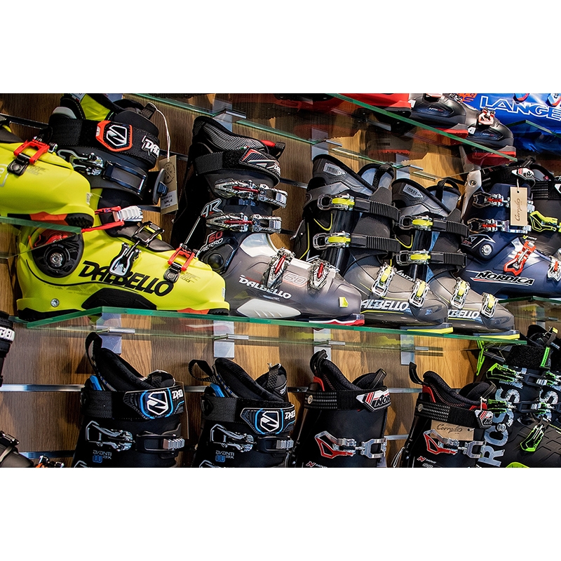 Slatwall Shopwall-Sockel Schwarz