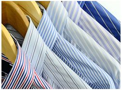 Kleiderbügel und Vorhänge